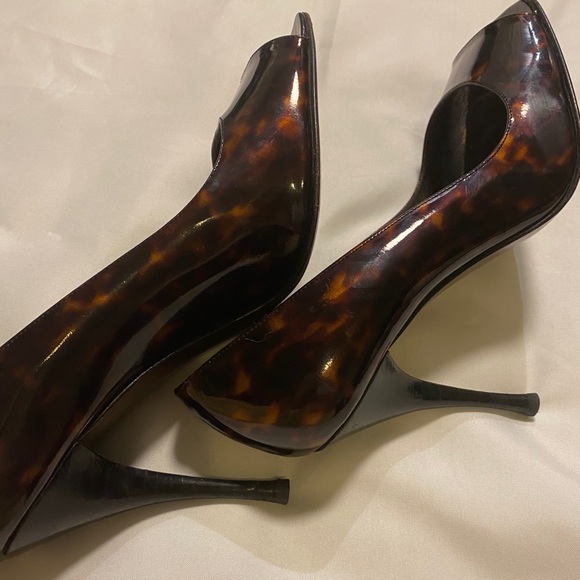 Stuart Weitzman, ‘Linda’ peep toe pumps. Size 8. - Picture 5 of 7
